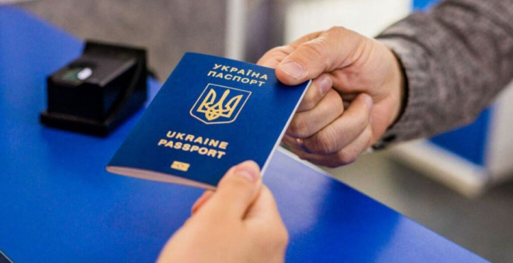Украина прекращает выдачу паспортов мужчинам 18-60 лет за границей