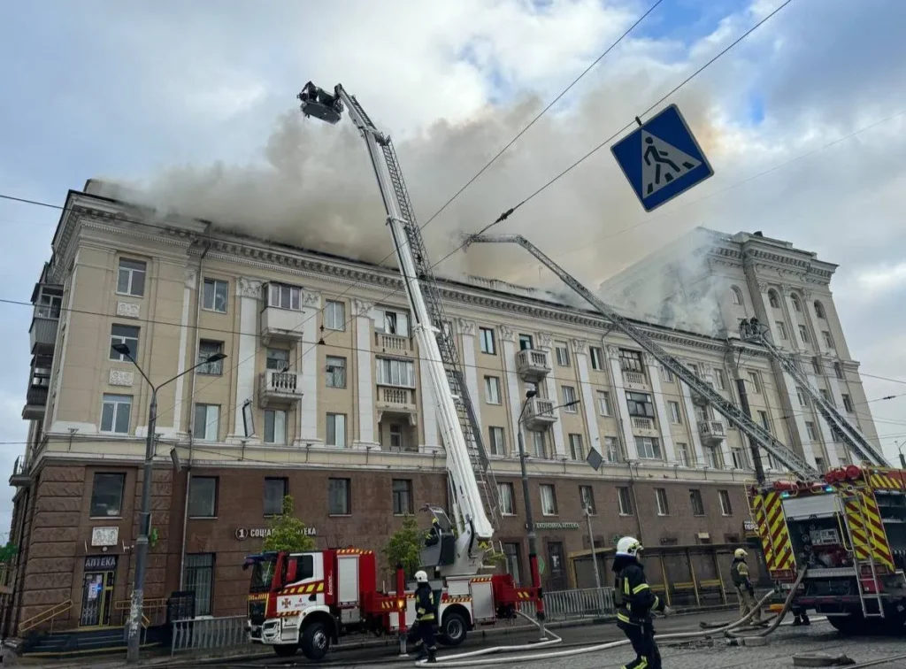 В Днепре ракета попала в жилой дом: есть погибшие и раненые