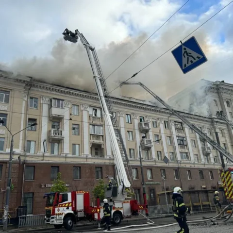 В Днепре ракета попала в жилой дом: есть погибшие и раненые