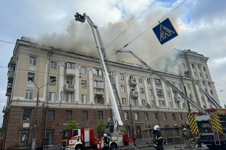 В Днепре ракета попала в жилой дом: есть погибшие и раненые