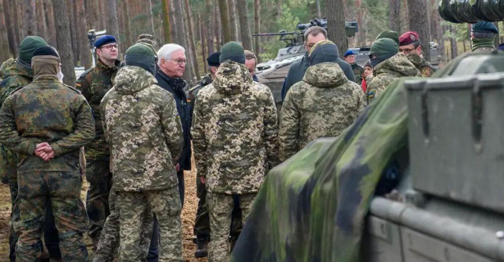 Боррель: К концу лета ЕС обучит 60 тысяч украинских военных