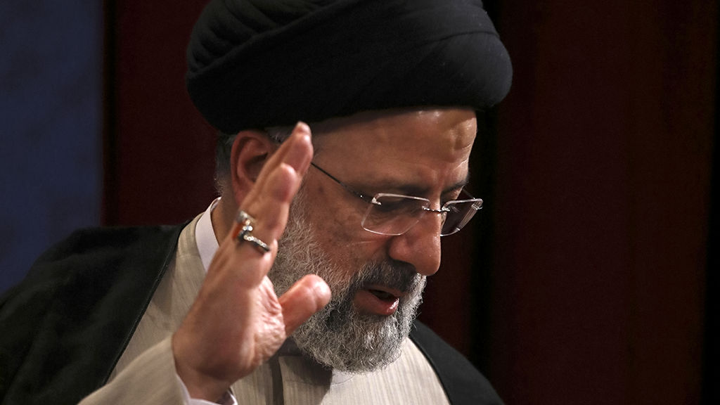 Власти США внимательно следят за тем, как Иран справляется с кризисом после гибели президента страны Эбрахима Раиси, пишет Politico со ссылкой на источники.