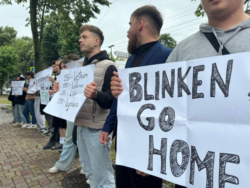 У посольства США прошел протест: "Blinken, go home!"