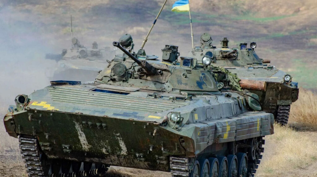 Forbes: Украина мобилизует больше мужчин, но для них может не хватить бронетехники