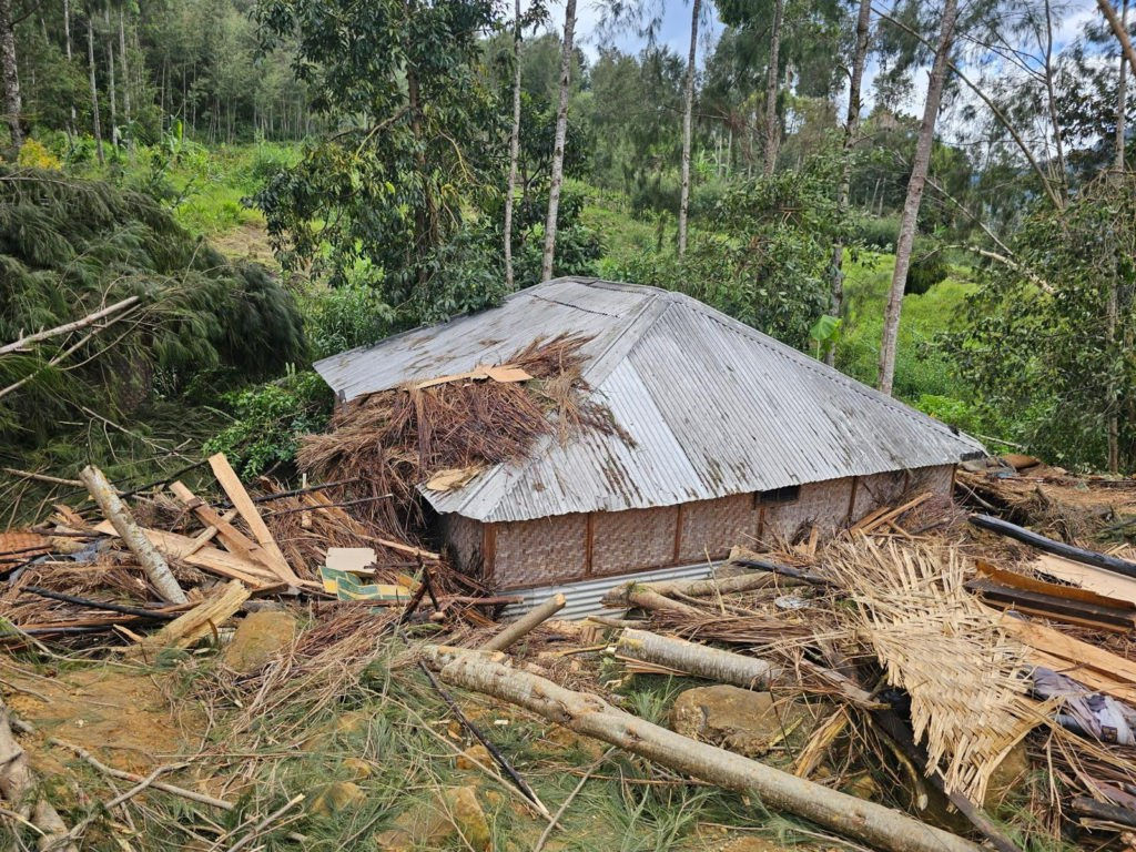 В Папуа - Новой Гвинее проводится массовая эвакуация из-за угрозы оползня