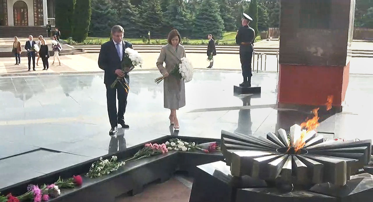 Высшее руководство страны возложило цветы у комплекса "Вечность"