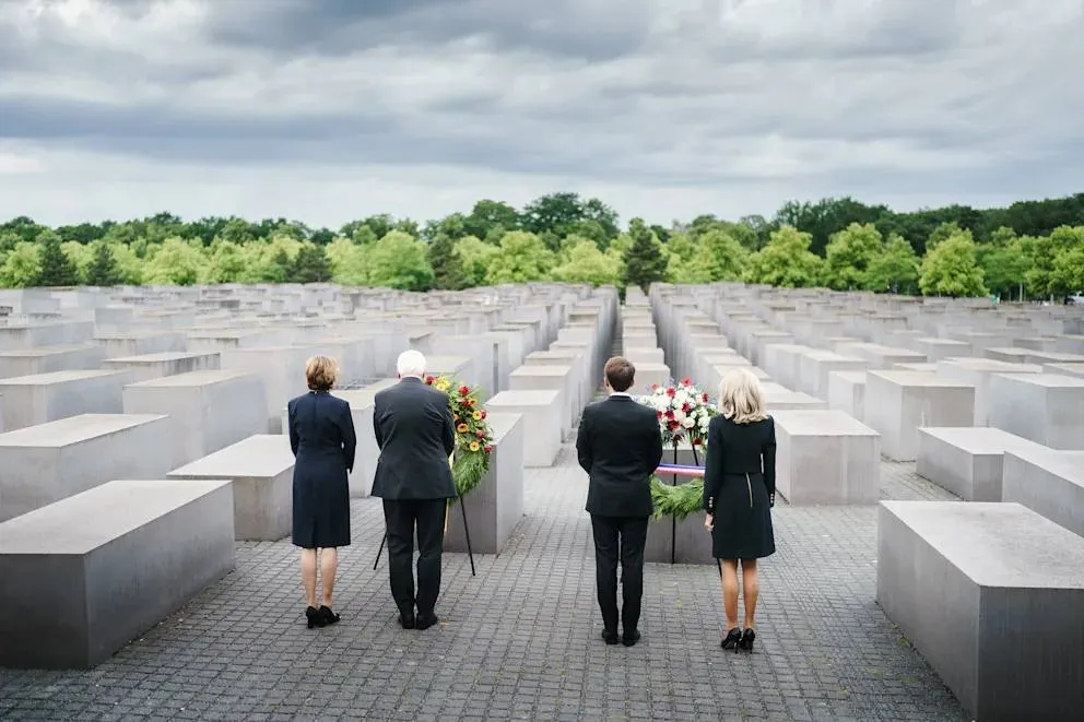 Bild: Жёны Макрона и Штайнмайера рассмеялись на Мемориале жертвам Холокоста