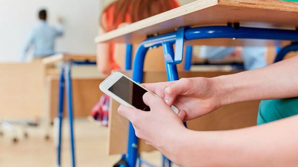 Минобразования начало опрос об использовании мобильных телефонов в школе