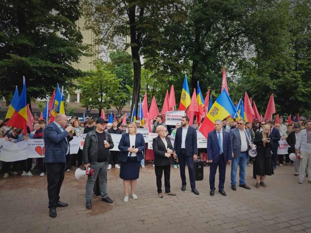 Протест сторонников проходит Шора у здания парламента