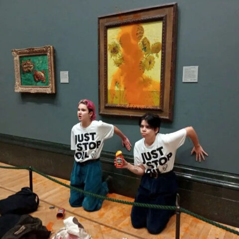 Девушкам, которые облили супом картину "Подсолнухи" Ван Гога в Лондоне, грозит тюрьма