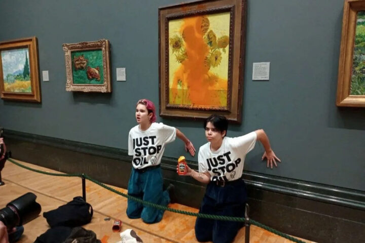 Девушкам, которые облили супом картину "Подсолнухи" Ван Гога в Лондоне, грозит тюрьма