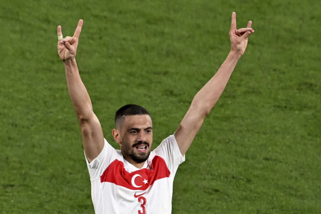 Bild: UEFA отстранил турецкого футболиста на два матча после скандального жеста