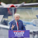 Трампа отгородили пуленепробиваемым стеклом на первом уличном митинге после покушения