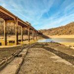 В США из-за сильной засухи высохло озеро, откуда показался затерянный город и мост