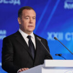 Дмитрий Медведев назвал британских журналистов «ублюдками» и «законной военной целью»