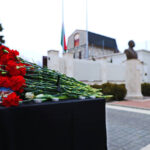 К зданию посольства Азербайджана в Кишиневе люди приносят цветы