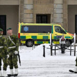 В Швеции караульный случайно пронзил голову штыком и чудом выжил