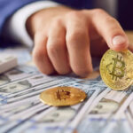 Биткоин упал на 25% с исторического максимума