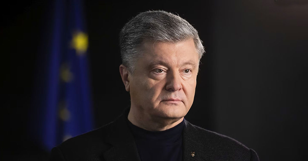 Порошенко подтвердил блокировку своих счетов: "Не могу купить кофе на заправке"