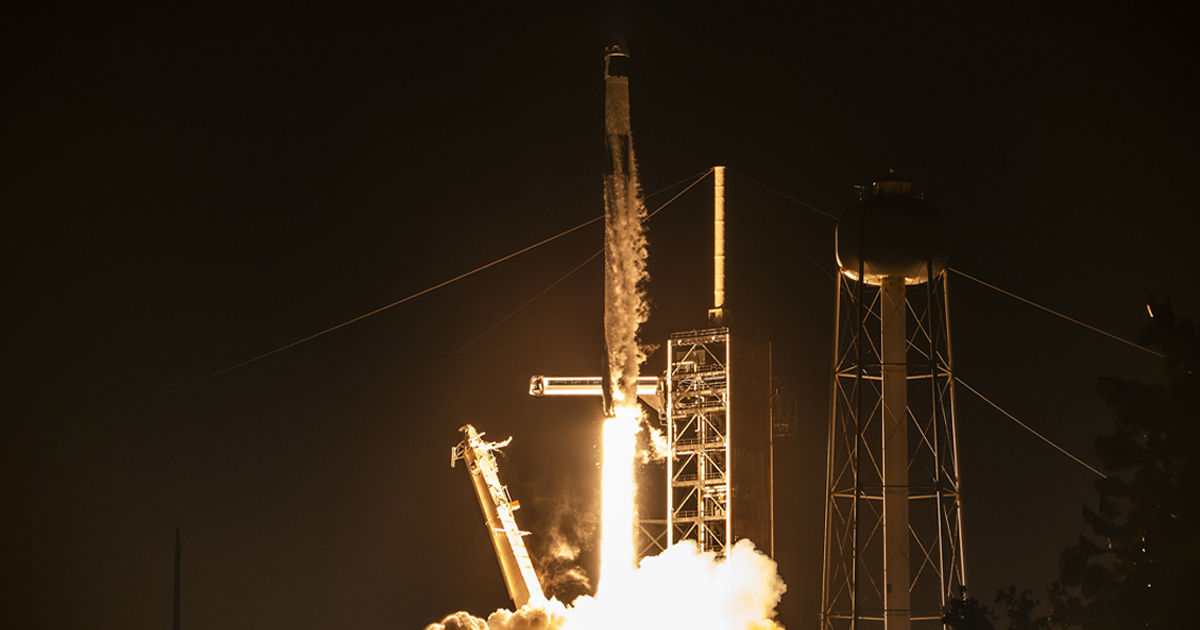 SpaceX запустила на орбиту корабль с первыми космическими туристами