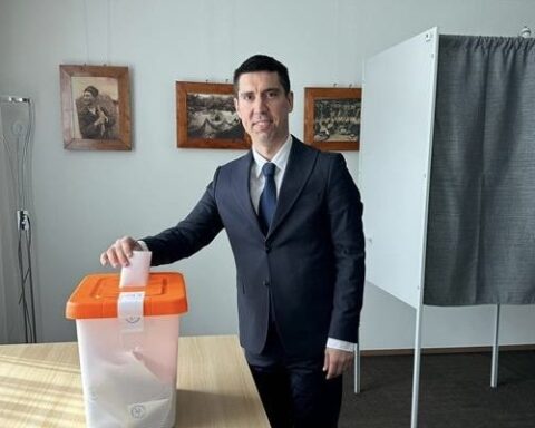 Майя Санду и Михай Попшои проголосовали во втором туре президентских выборов Румынии