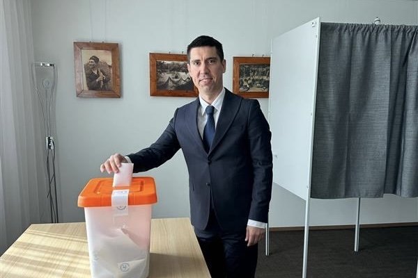 Майя Санду и Михай Попшои проголосовали во втором туре президентских выборов Румынии