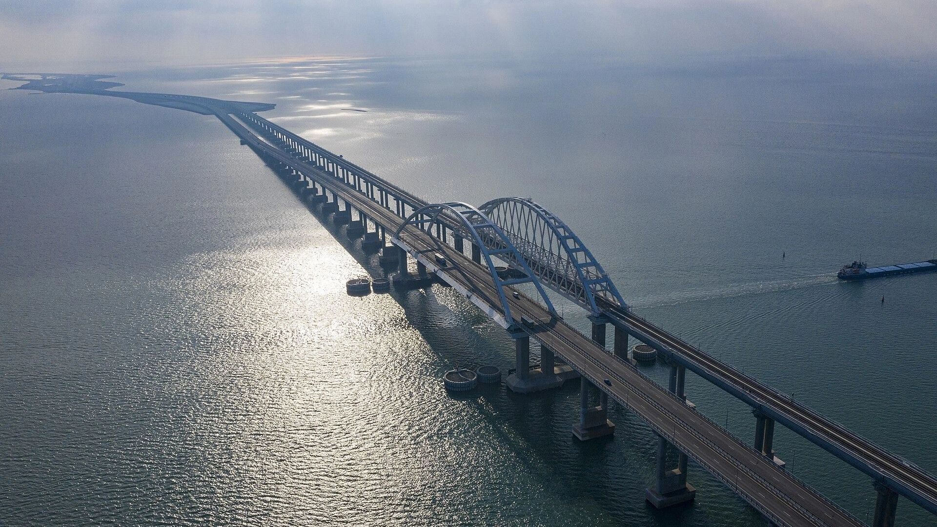 Крымский мост снова дымит: в штабе — тишина, в воздухе — дроны
