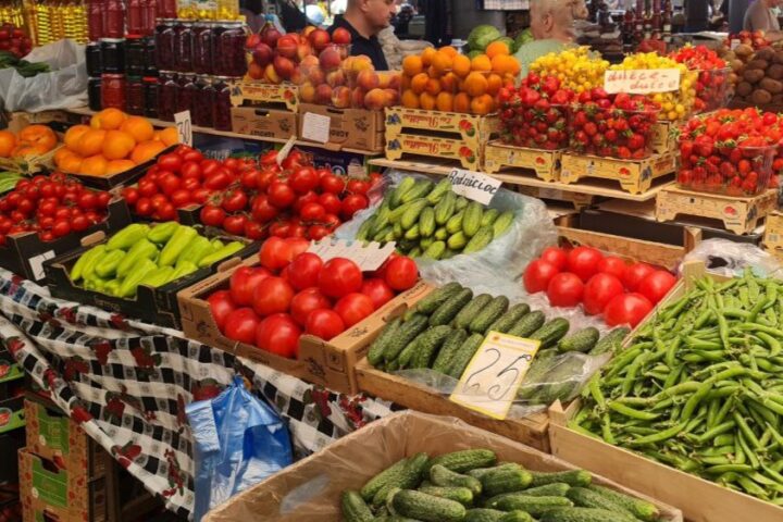 Цены на сезонные продукты снижаются на столичных рынках