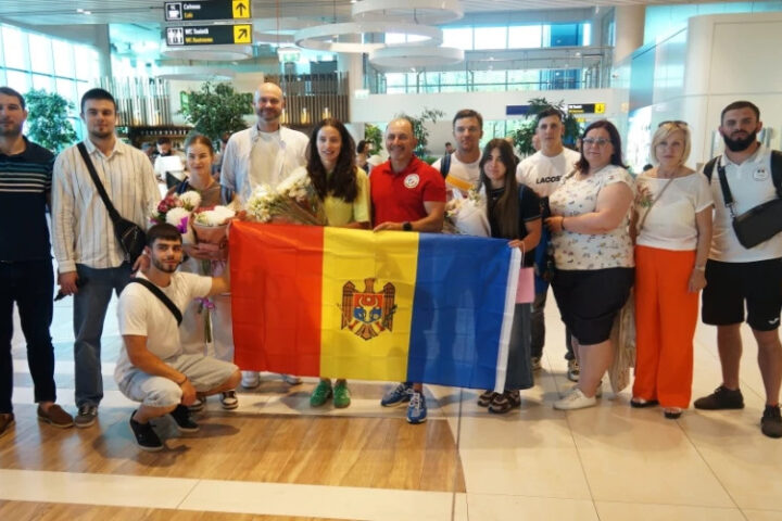Даниэлу Кочу и Марию Олэрашу тепло встретили в аэропорту.
