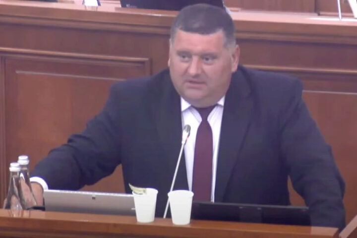 Депутат БКС Петр Бурдужа провел демонстрацию на сегодняшнем заседании парламента