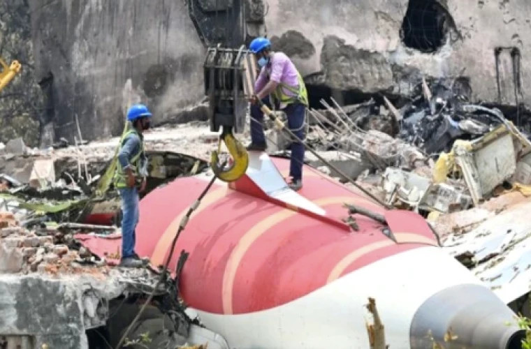 Эксперт-фотограф обнаружил золото и деньги на месте авиакатастрофы в Индии