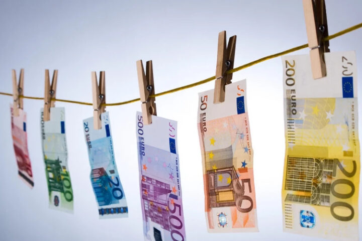 Еврокомиссия обновила список стран с высоким риском отмывания денег