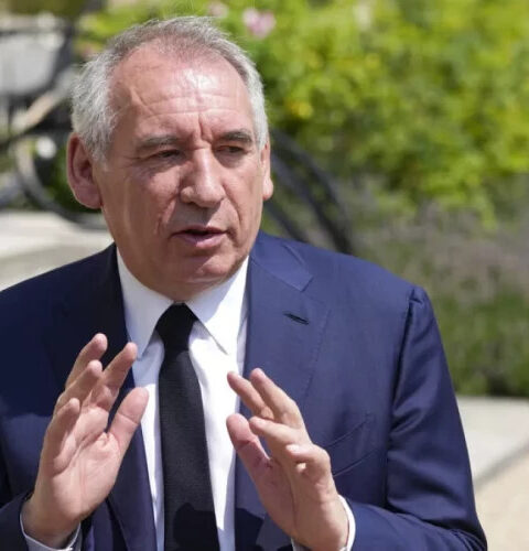 Французского премьера подозревают в "роскошных правительственных банкетах"