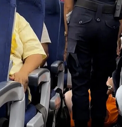 Конфликт в самолете: Причины, по которым пассажир лег на пол