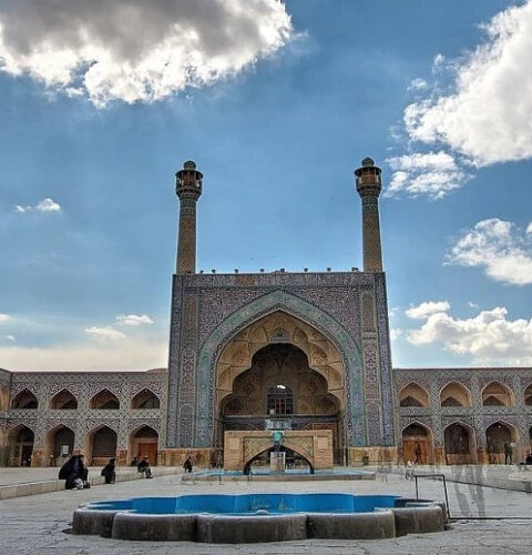 Мечети, метростанции и школы в Иране будут служить убежищами.