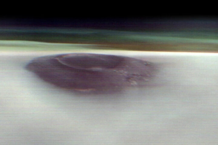 NASA показала редкое фото марсианского вулкана, пробивающегося сквозь облака