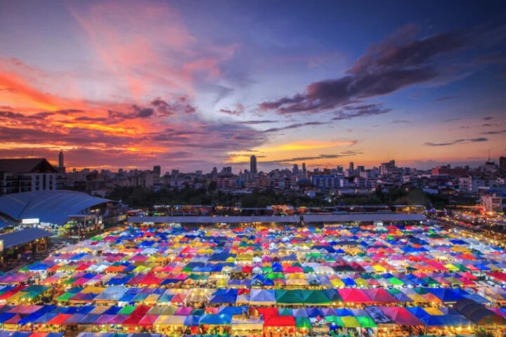 Ночные шоу на рынках Бангкока поражают яркими красок