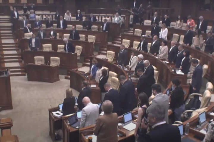 Парламент почтила минутой молчания память жертв конфликта на Ближнем Востоке.