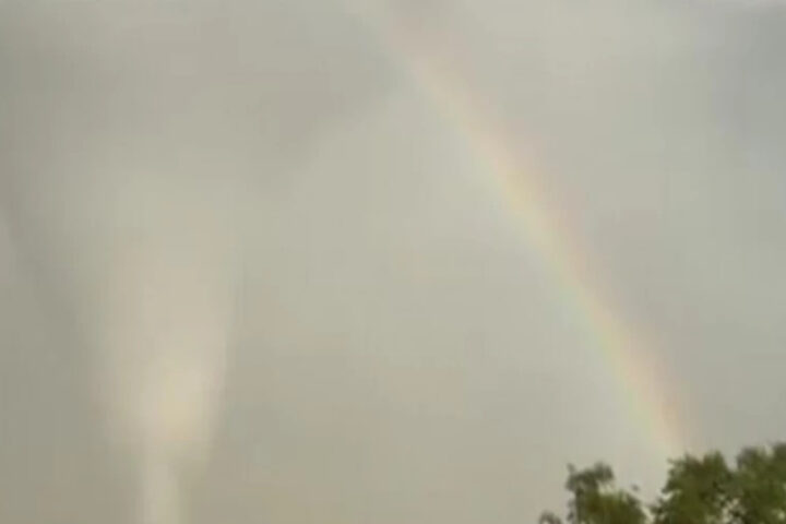 Природное явление: столкновение торнадо и радуги