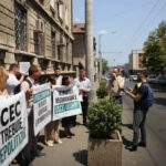 Протест у здания ЦИК: "Это учреждение превратилось в политический инструмент!"