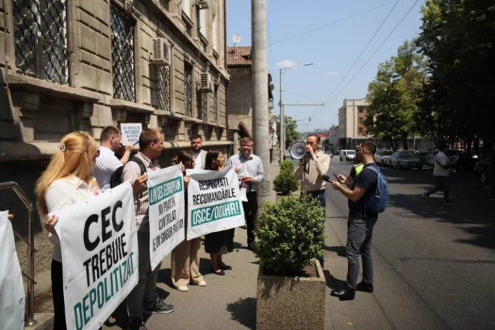 Протест у здания ЦИК: "Это учреждение превратилось в политический инструмент!"
