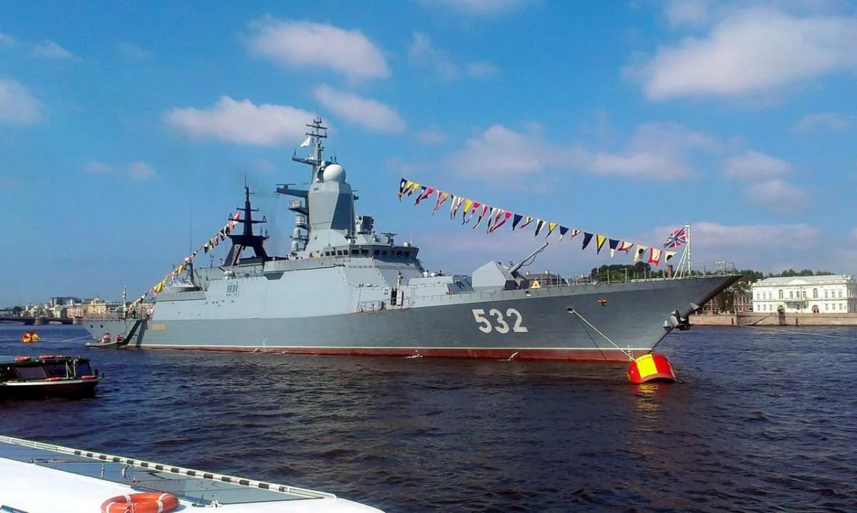 Российский военный корабль впервые открыл сопровождение танкеров «теневого флота» через Ла-Манш
