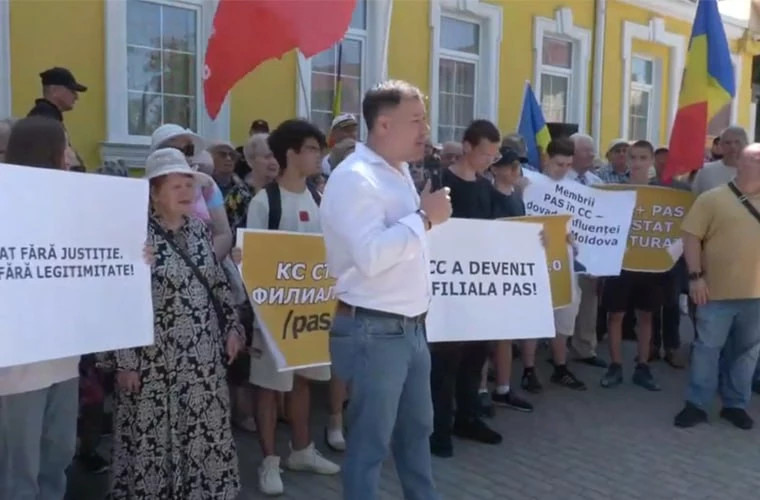 Социалисты провели протестную акцию у здания Конституционного суда