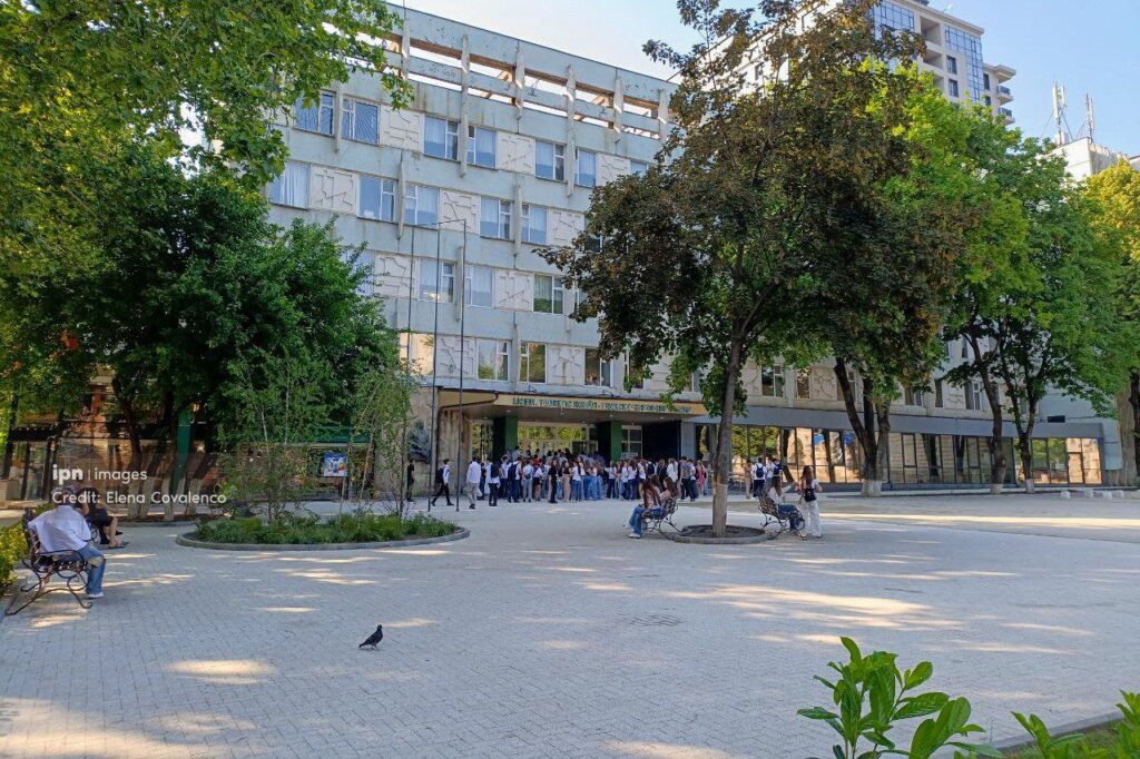 Студенты-бакалавры сдают экзамен по иностранному языку