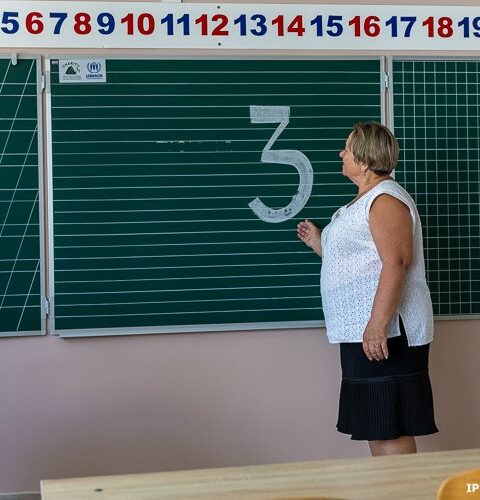 Учителя без профильного образования, но с опытом работы, могут запросить сертификат признания