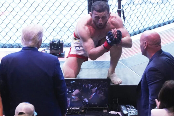 UFC боец преклонил колено перед Трампом