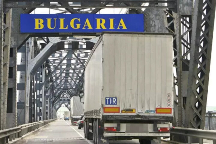 В Болгарии из-за сильной жары ограничено движение крупнотоннажного транспорта на двух дорогах