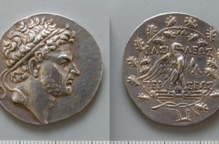 В доме во Франции найдена коллекция золотых монет в стене