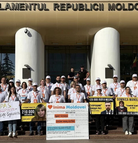 Военный флешмоб против социального неравенства у парламента Молдовы