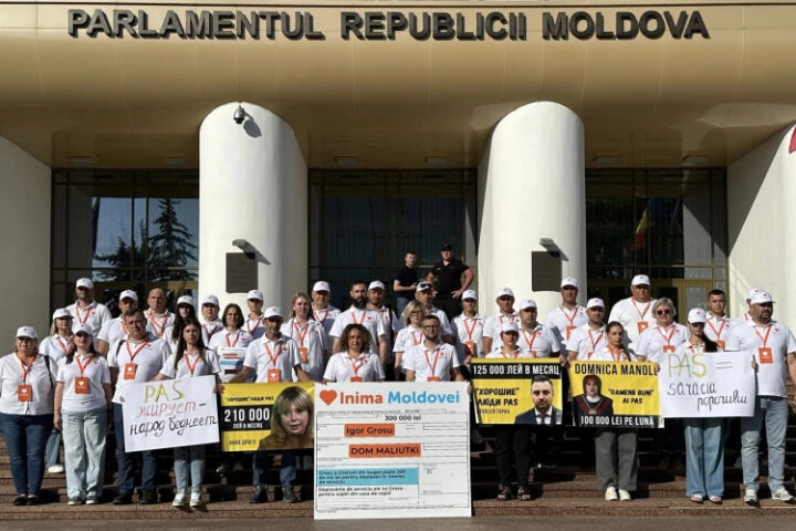 Военный флешмоб против социального неравенства у парламента Молдовы